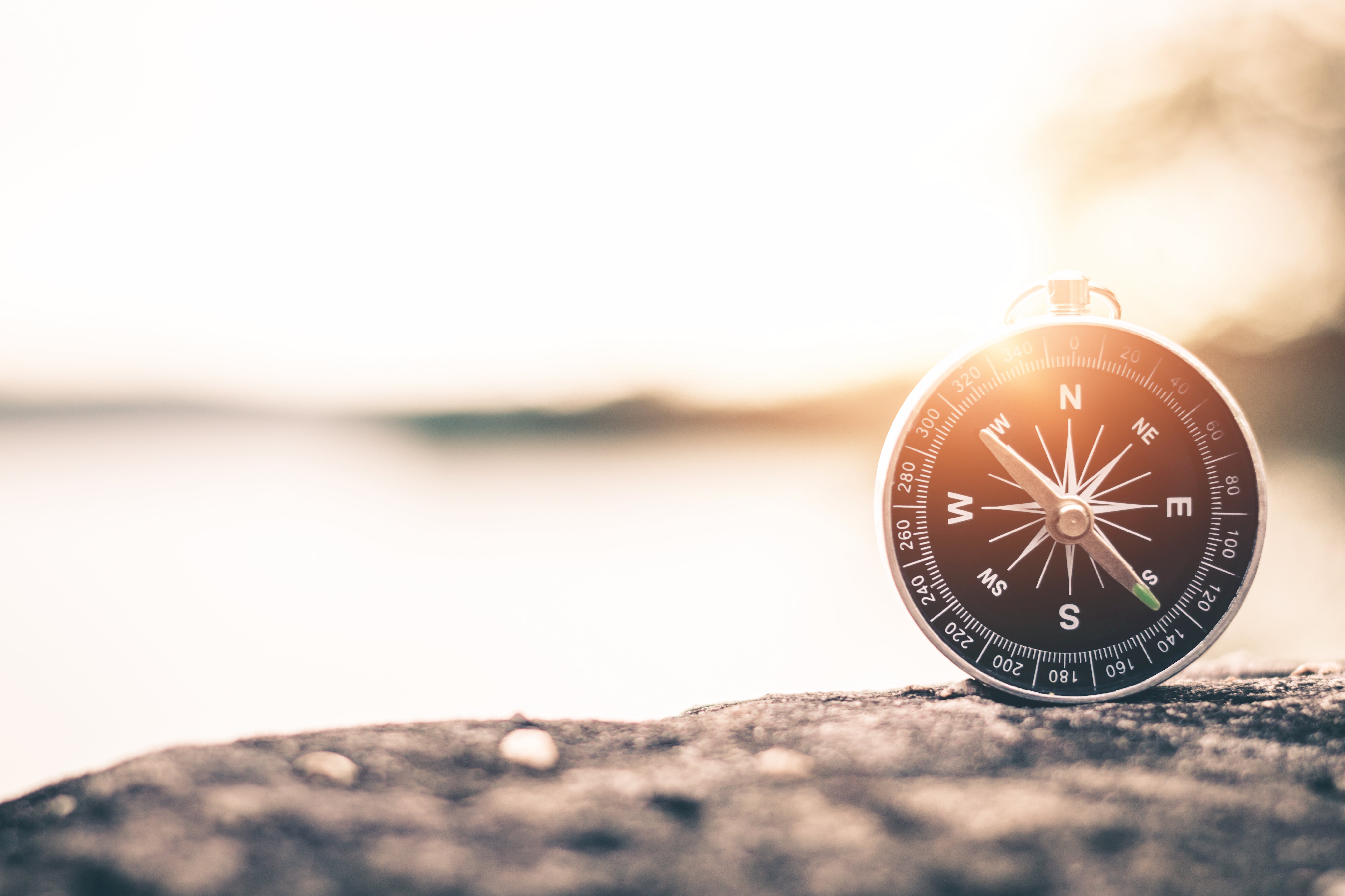Kompass auf Stein vor Horizont